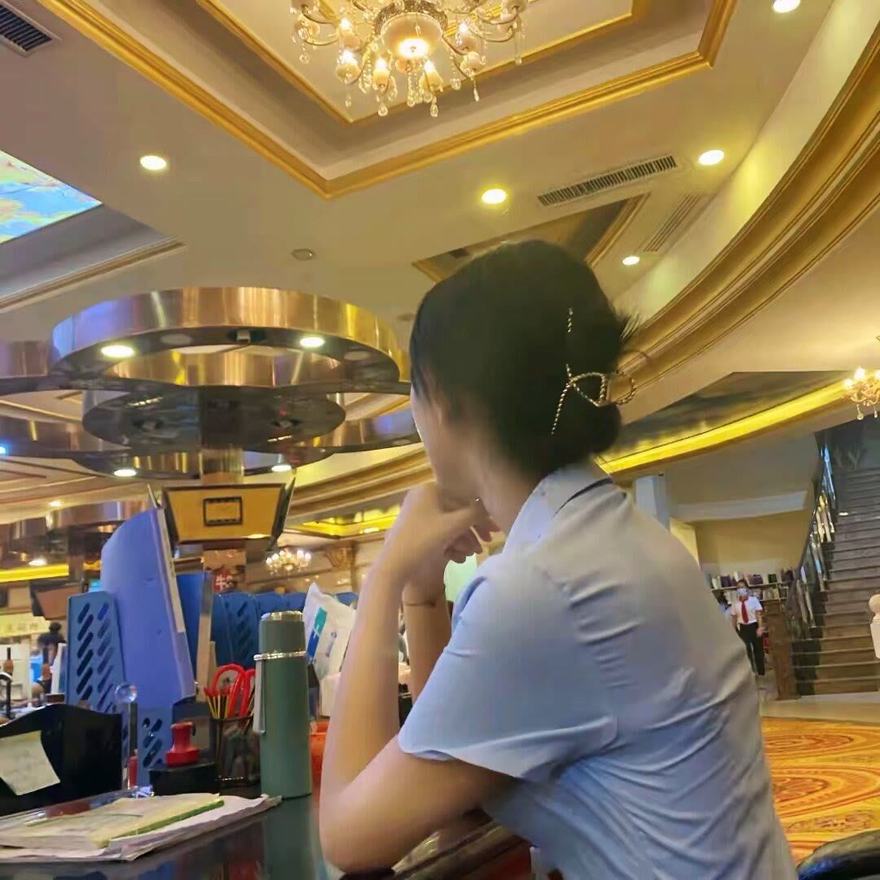 华纳万宝路公司电话接待负责人姚经理在接待台值班